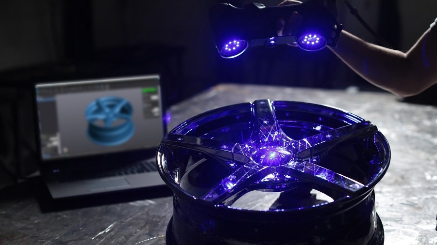 HandySCAN BLACK blue light 3D scanner capturing a shiny mag wheel using VXelements software. (Source: Creaform)